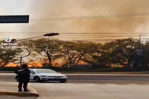 VIDEO: Se registra otro incendio de pastizal en Puebla; ahora en Bulevar Forjadores