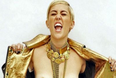 Miley Cyrus recorre redes sociales en topless