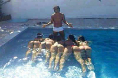 Ronaldinho posa con cinco mujeres en piscina