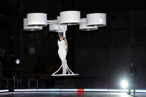 Lady Gaga y su vestido volador 