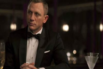 James Bond es alcohólico e impotente, según médicos