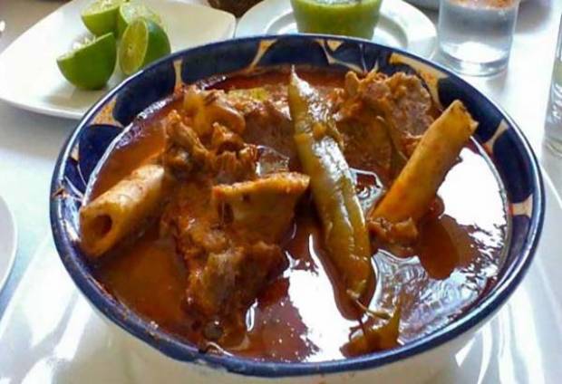 Puebla espera vender 1 millón de platos de mole de caderas este 2015