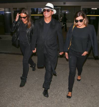 Luis Miguel pasea con su novia y Michelle Salas en Los Ángeles