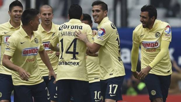 Americanistas de parranda tras perder ante Leones Negros, un Puma estuvo con ellos