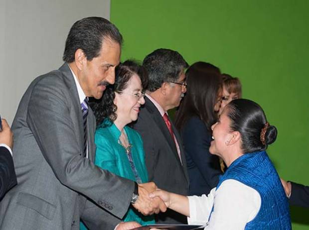 Rector de la BUAP entrega 155 promociones a docentes y 97 nombramientos a coordinadores