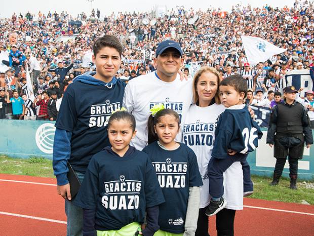 Chupete Suazo recibió emotivo homenaje y despedida de Monterrey