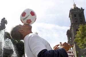 Recorre México dominando un balón para exigir paz; hace escala en Puebla