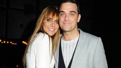 Robbie Williams y esposa enfrentan demanda por acoso sexual