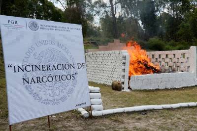 PGR realizó quema de droga y material de piratería en la XXV Zona Militar de Puebla