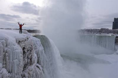 Alpinista canadiense, primero en escalar las cataratas del Niágara congeladas