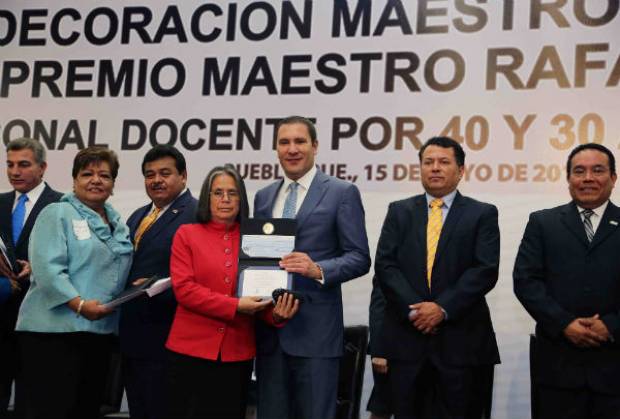 RMV entrega premios al magisterio poblano