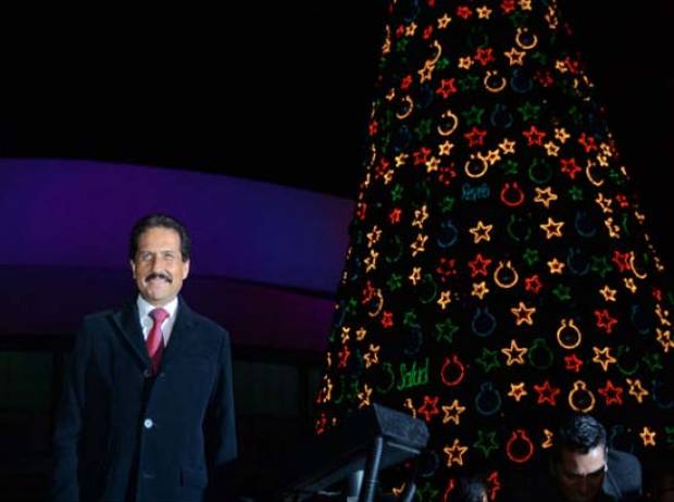 Alfonso Esparza enciende árbol navideño en CCU BUAP