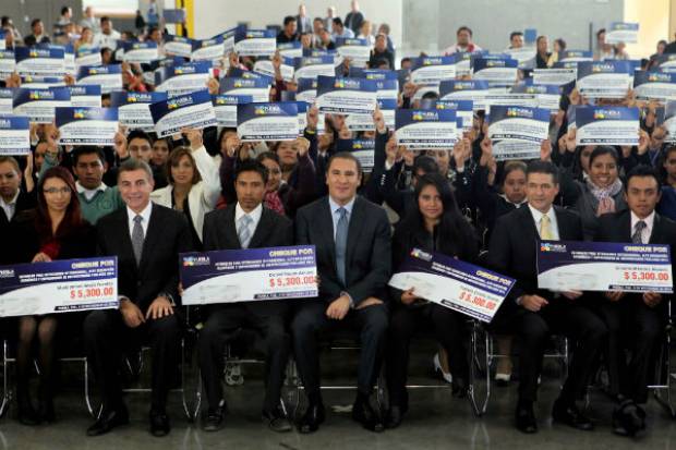 RMV entrega 6.9 mdp en computadoras y estímulos a estudiantes de alto desempeño