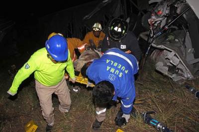 Chofer de tráiler quedó prensado tras volcadura en la autopista México-Puebla