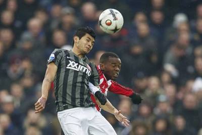 Tecatito Corona y Twente cayeron 3-1 ante Feyenoord en Holanda