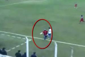 VIDEO: DT se enojó por marcaje arbitral y pateó a un rival