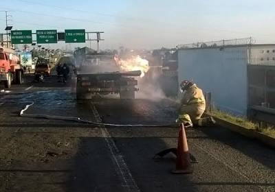 Se incendia grúa en Periférico Ecológico y Camino Real a Cholula