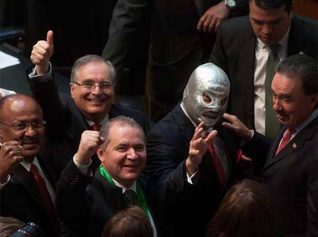 Hijo del Santo cabildea mayor seguridad para luchadores en el Senado