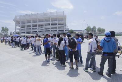 La Franja vs León: Cientos de aficionados acudieron por pases gratuitos