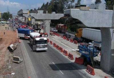 Ambulantes protestan sobre la autopista México-Puebla y generan caos vial