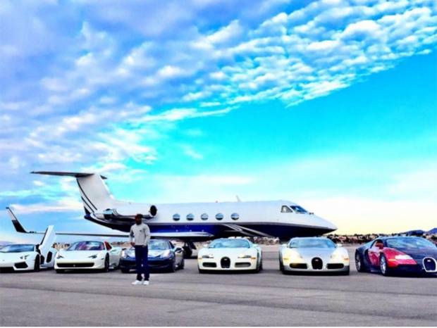 Floyd Mayweather Jr. presume jet y automóviles de lujo