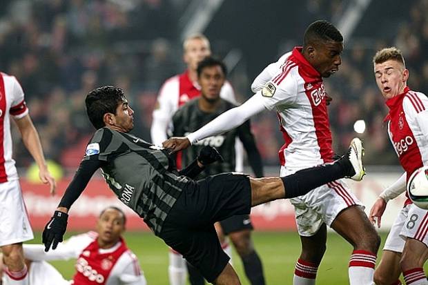 Tecatito Corona anotó en derrota del Twente 2-4 ante Ajax en Holanda