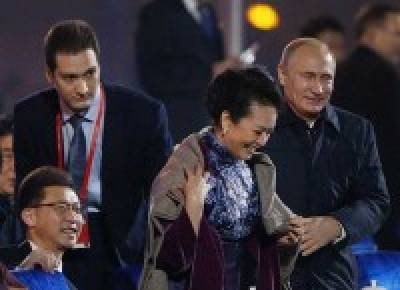 VIDEO: Putin, su polémico gesto de caballerosidad con primera dama china