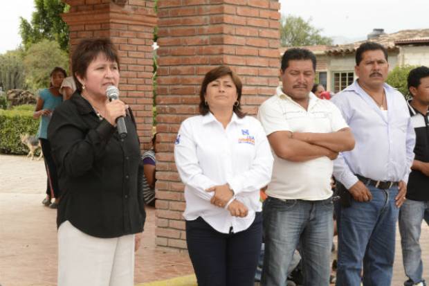 A presidenta estatal del PRI en Puebla se le rebela suplente y se va al PAN