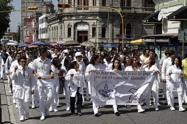 Estudiantes de la BUAP marchan por asesinato de universitario