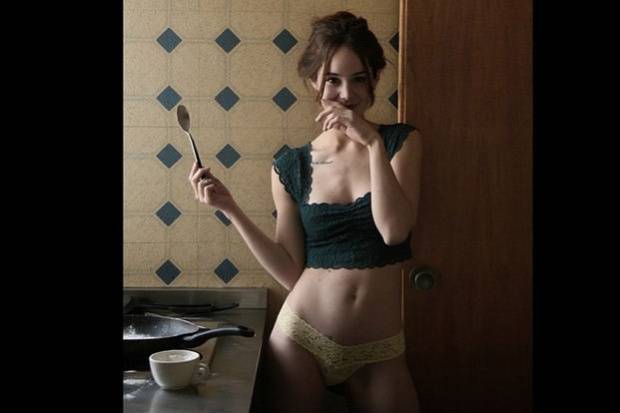 Camila Sodi vende fotografía con poca ropa y en la cocina