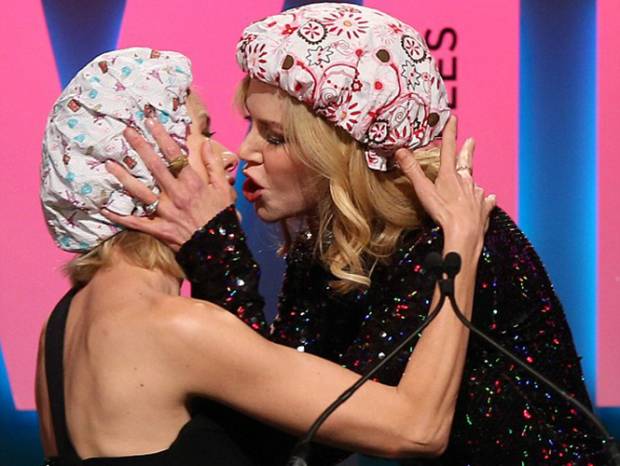 Nicole Kidman protagonizó beso con Naomi Watts