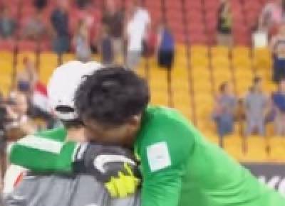 VIDEO: Niño ayudó a portero de China a atajar penal en la Copa Asiática