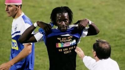 Somos africanos, no somos un virus, el mensaje de jugador de Sierra Leona