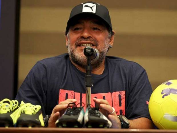 Maradona señala a Blatter como corrupto, pide que deje la FIFA