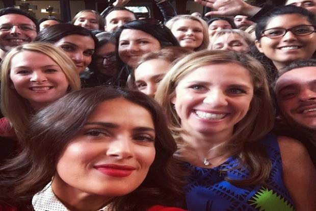 Salma Hayek estrenó con selfie cuentas de Twitter e Instagram