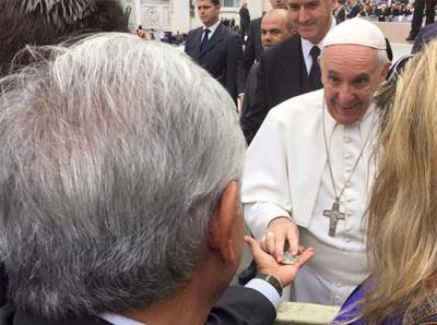 AMLO usó imagen de saludo al Papa con fin electoral: Barbosa