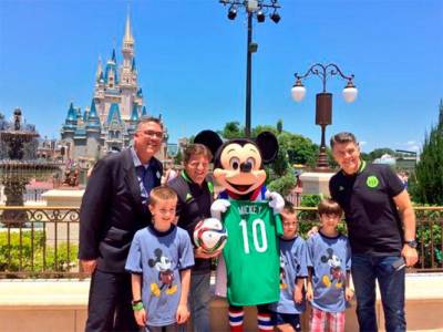 Mickey Mouse recibe el 10 del Tri por parte del Piojo Herrera