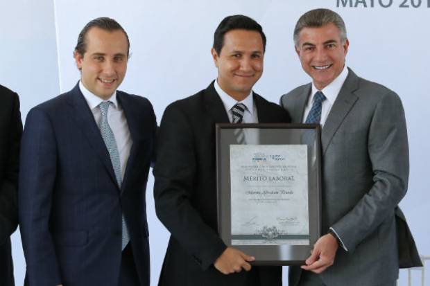 Tony Gali entrega Premio al Mérito Laboral