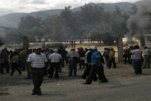 Manifestantes incendian PRI en Chilpancingo y enfrentan a policías