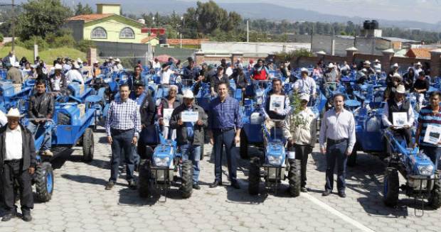 RMV entrega apoyos para el campo y ambulancia en Santa Rita Tlahuapan