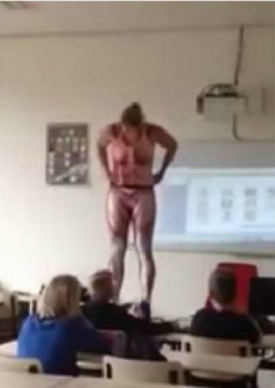 VIDEO: Maestra se quitó la ropa para enseñar Anatomía