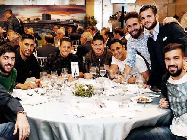 Chicharito y Gustavo Ayón, juntos en cena navideña del Real Madrid