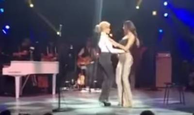 VIDEO: Gloria Trevi &quot;sedujo&quot; a Eiza González en pleno show