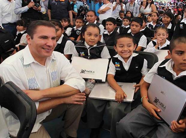 RMV inaugura Centro de Educación a Distancia y entrega computadoras en Izúcar