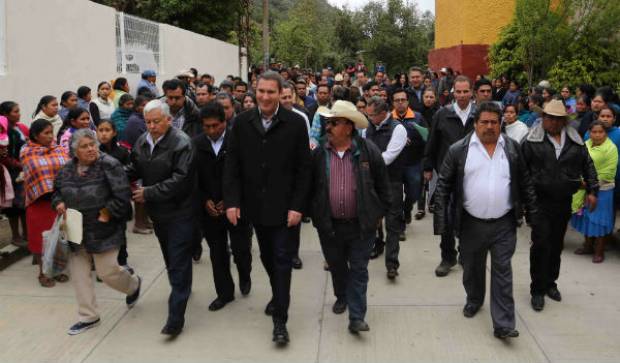 RMV entrega obras y apoyos en Zautla