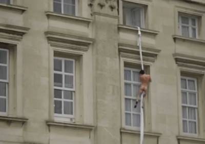 VIDEO: Hombre desnudo saltó por ventana del Palacio de Buckingham