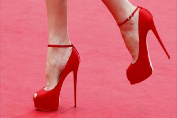 Conoce los riesgos de usar tacones altos