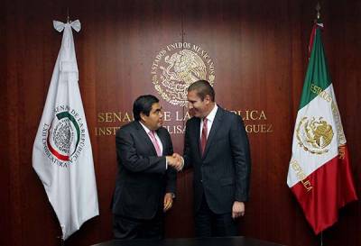 Moreno Valle y Barbosa se reúnen en el Senado
