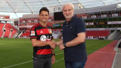 Chicharito llega al Bayer Leverkusen y usará el 7