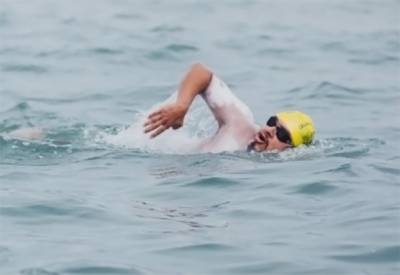 Nadador poblano cruza el Canal de Catalina por niños con cáncer